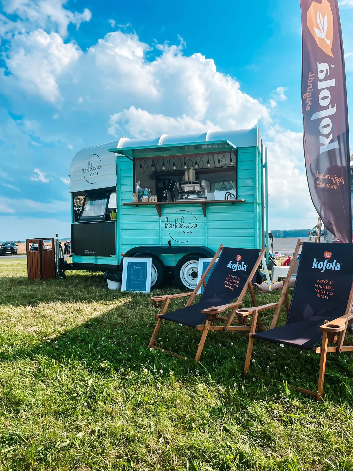 Tyrkysová pojízdná kavárna Bublina Café s venkovními lehátky